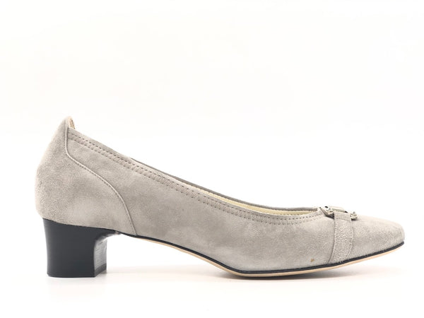 PERLI Décolleté tacco 5 maxi calzata in camoscio grigio chiaro