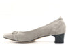 PERLI Décolleté tacco 5 maxi calzata in camoscio grigio chiaro
