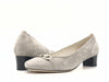 PERLI Décolleté tacco 5 maxi calzata in camoscio grigio chiaro