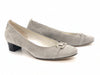 PERLI Décolleté tacco 5 maxi calzata in camoscio grigio chiaro