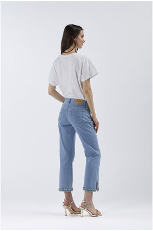 PANTALONE BOOT CUT CON RICAMO AL FONDO