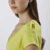 T SHIRT SCOLLO A V CON PLACCHETTE ALLE SPALLE