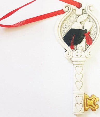 12 PEZZI BOMBONIERA CHIAVE LAUREA SIMBOLO PERGAMENA FORTUNA ROSSO BIANCO ORO Casa e cucina/Hobby creativi/Materiali per hobby creativi/Forniture per feste/Bomboniere Trade Shop italia - Napoli, Commerciovirtuoso.it