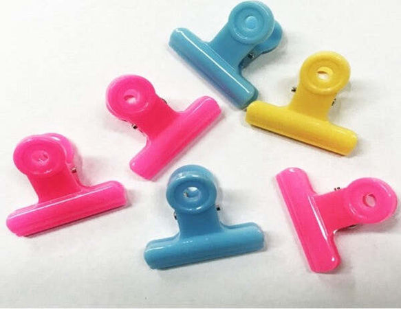 12 Pinze 6 Cm In Plastica Colorate Molletta Blocca Documenti Carta Clip Ufficio Cancelleria e prodotti per ufficio/Archivio ufficio e accessori per scrivania/Accessori da scrivania e archiviazione/Fermacarte Trade Shop italia - Napoli, Commerciovirtuoso.it