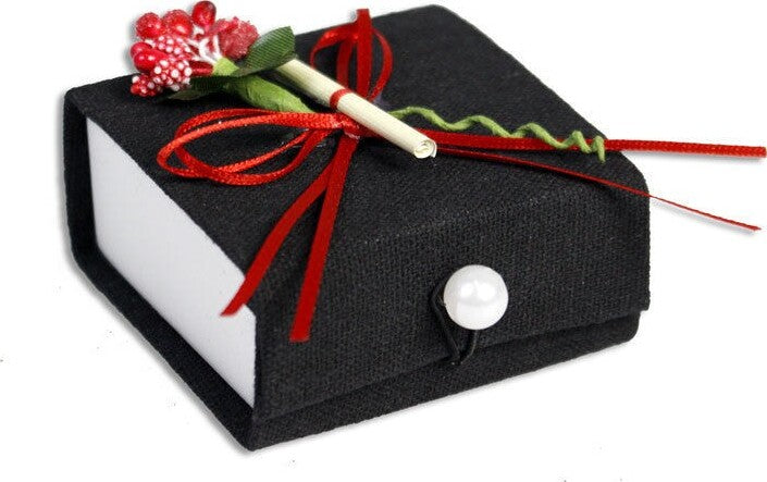 12 SCATOLINA IN TESSUTO CON PERGAMENA PORTA CONFETTI BOMBONIERA LAUREA NERO Casa e cucina/Hobby creativi/Materiali per hobby creativi/Forniture per feste/Bomboniere Trade Shop italia - Napoli, Commerciovirtuoso.it