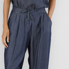 PANTALONE CON PINCES IN TENCEL DENIM