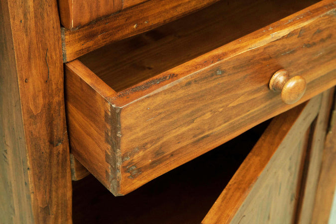 Biscottini Vetrina Country in legno massello di tiglio finitura noce L55xPR43xH150 cm. Made in Italy