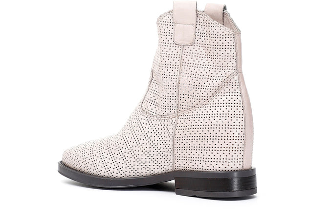 TRONCHETTO FORATO CON ZEPPA INTERNA IN NAPPA