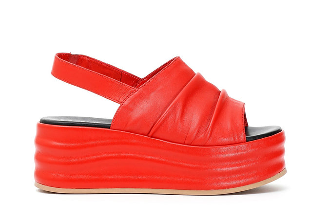 SANDALO SU ZEPPA CON GRINZE IN NAPPA