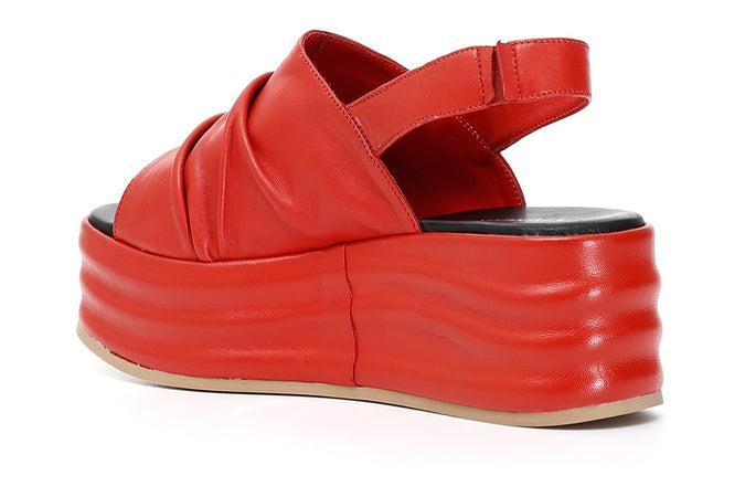 SANDALO SU ZEPPA CON GRINZE IN NAPPA