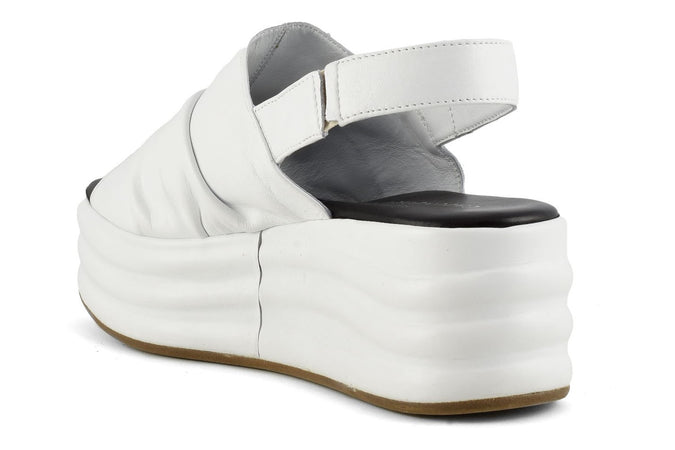 SANDALO SU ZEPPA CON GRINZE IN NAPPA