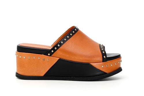 SANDALO ZEPPA A T IN PELLE CON BORCHIE