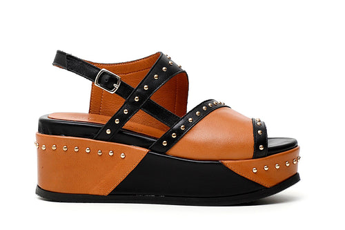 SANDALO ZEPPA ASIMMETRICO IN PELLE CON BORCHIE