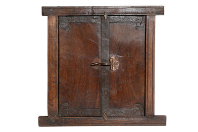 Biscottini Finestra finestrina grata in legno massello e in ferro antica e vecchia medievale con telaio da interno o da esterno