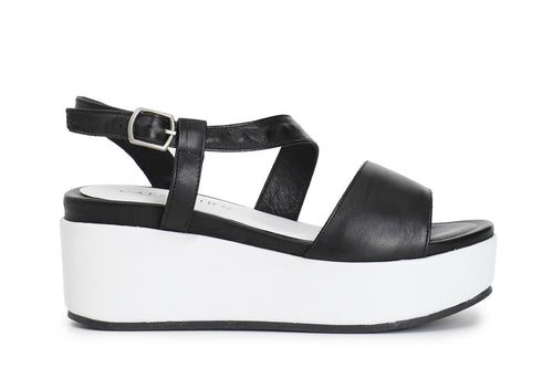 SANDALO ASIMMETRICO SU ZEPPA IN PELLE