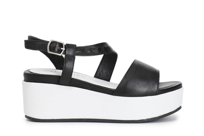 SANDALO ASIMMETRICO SU ZEPPA IN PELLE