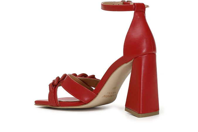 SANDALO CON ACCESSORIO CATENA