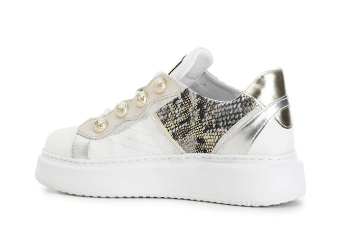 SNEAKERS IN PELLE CON BORCHIE