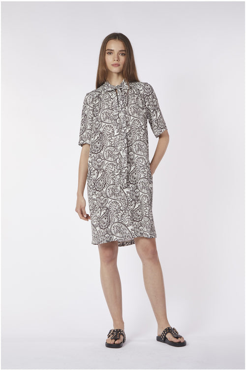 ABITO CON FUSCIACCA AL COLLO