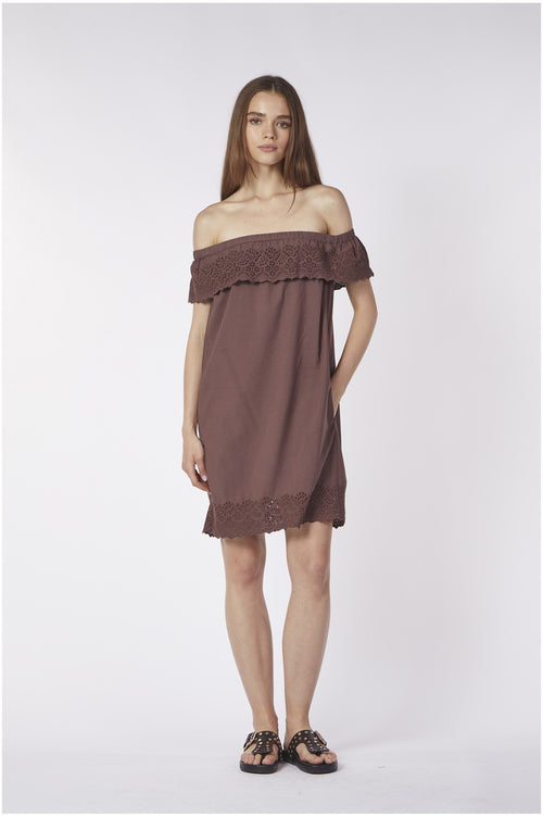 ABITO RICAMATO CON SCOLLO A BARCA