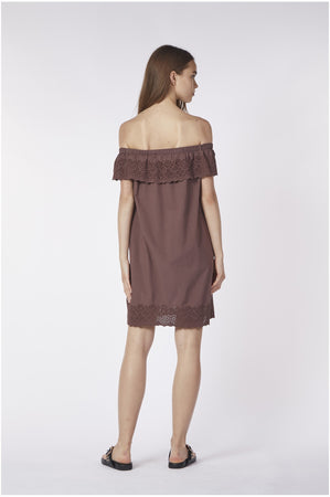 ABITO RICAMATO CON SCOLLO A BARCA