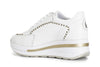 SNEAKERS IN PELLE CON BORCHIE