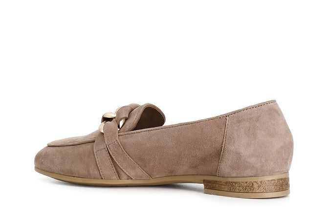 MOCASSINO IN PELLE SCAMOSCIATA CON MORSETTO CATENA