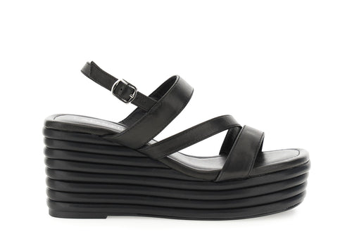 SANDALO ASIMMETRICO IN NAPPA CON ZEPPA EFFETTO IMBOTTITO