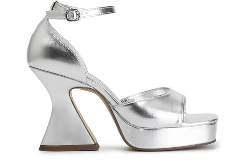 SANDALO CON TOPPONE EFFETTO LAMINATO