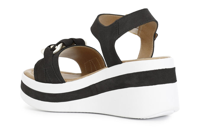 SANDALO IN PELLE SCAMOSCIATA CON ACCESSORIO CATENA