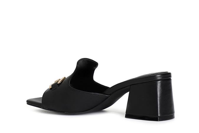 CIABATTA IN PELLE CON ACCESSORIO