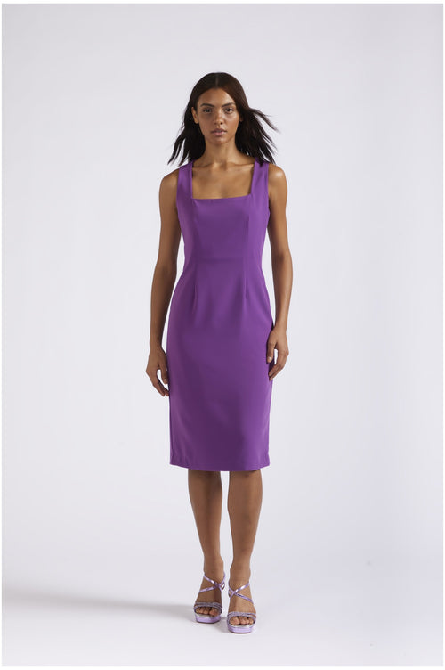 ABITO SMANICATO CON SCOLLO QUADRATO