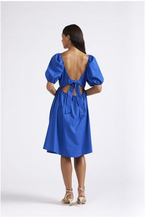 ABITO CON MANICHE A PALLONCINO E AMPIA SCOLLATURA POSTERIORE