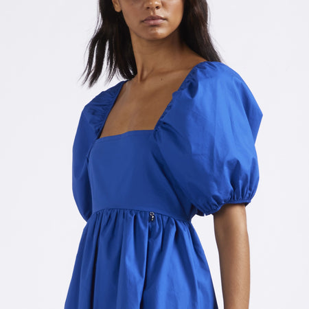 ABITO CON MANICHE A PALLONCINO E AMPIA SCOLLATURA POSTERIORE