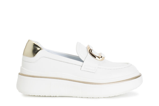 MOCASSINO IN PELLE CON ACCESSORIO SMALTATO