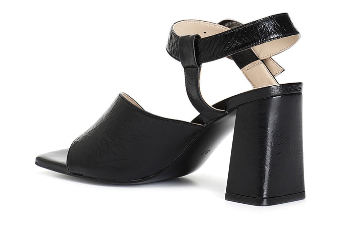 SANDALO GILDA ASIMMETRICO IN VERNICE