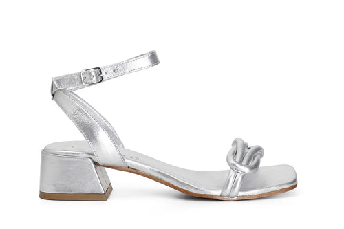 SANDALO IN PELLE CON NODO SULLA TOMAIA