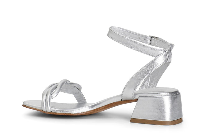 SANDALO IN PELLE CON NODO SULLA TOMAIA