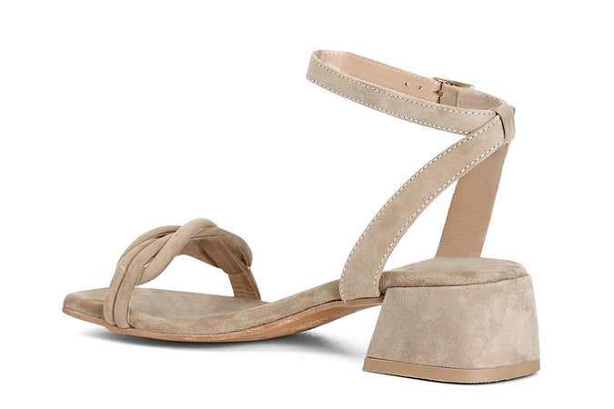 SANDALO IN PELLE CON NODO SULLA TOMAIA