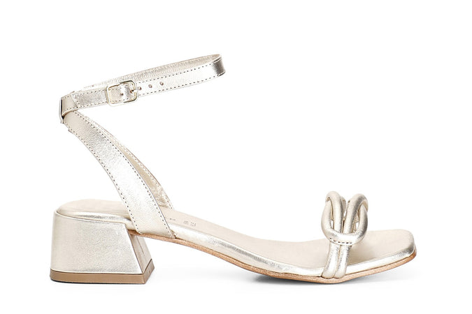 SANDALO IN PELLE CON NODO SULLA TOMAIA