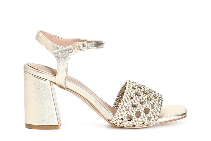 SANDALO CON TOMAIA TRAFORATA