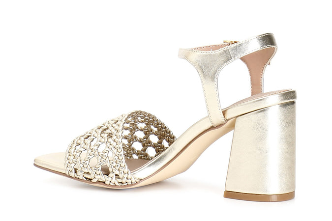 SANDALO CON TOMAIA TRAFORATA