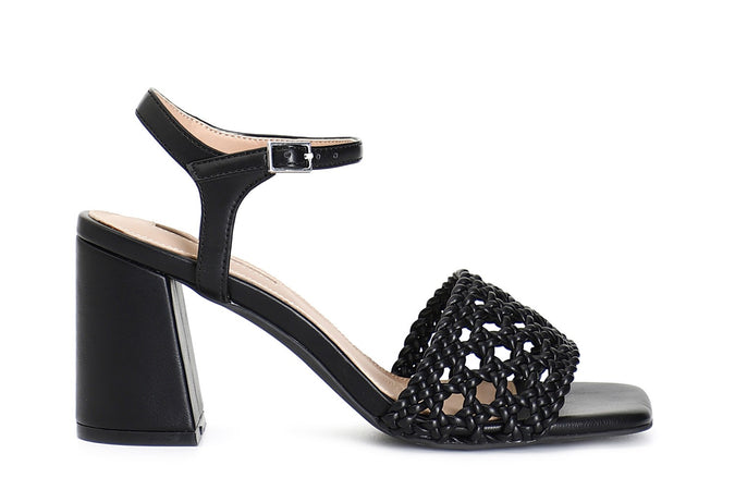 SANDALO CON TOMAIA TRAFORATA