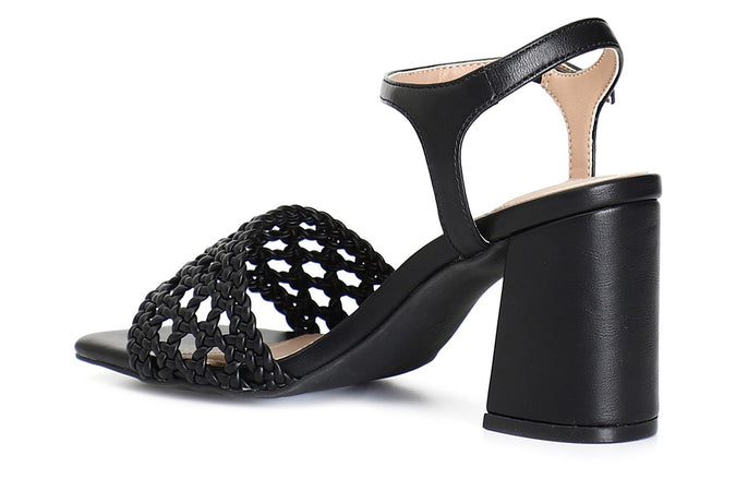 SANDALO CON TOMAIA TRAFORATA