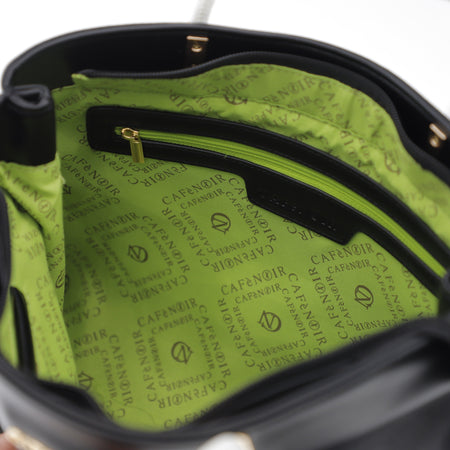 shopping con manici tubolari e applicazione di catene in metallo con infilatura