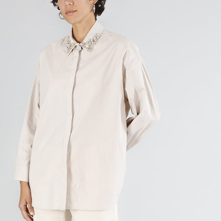 CAMICIA OVER RIGATA CON APPLICAZIONE GIOIELLO