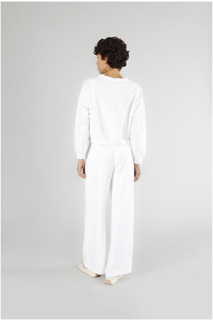 FELPA CROPPED CON APPLICAZIONE ALLO SCOLLO