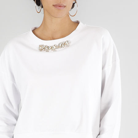 FELPA CROPPED CON APPLICAZIONE ALLO SCOLLO