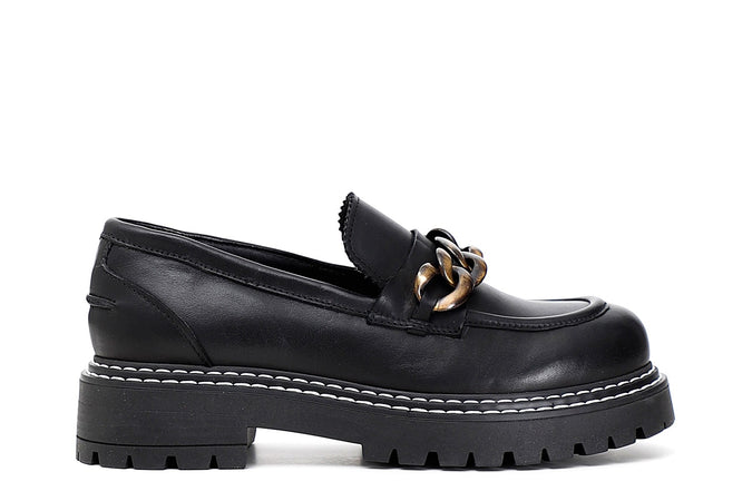 MOCASSINO IN PELLE CON ACCESSORIO CATENA