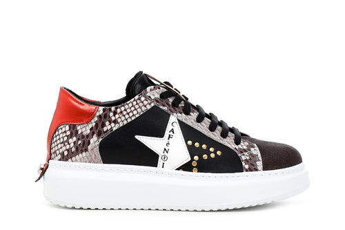 SNEAKERS IN PELLE CON STELLA LOGATA